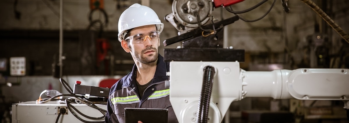 foreman taking note of industrial relocation risks